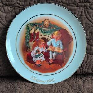 Vintage 1983 Avon Christmas Memories Plate "Enjoying the Night Before Christmas"